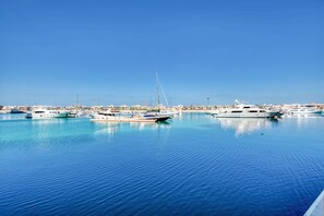 A marina with several yachts docked. - Maison Privee - Tiara Ruby (Dubai)
