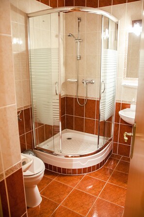 Standard-Doppelzimmer, 1 Queen-Bett, Stadtblick | Badezimmer | Dusche, kostenlose Toilettenartikel, Handtücher