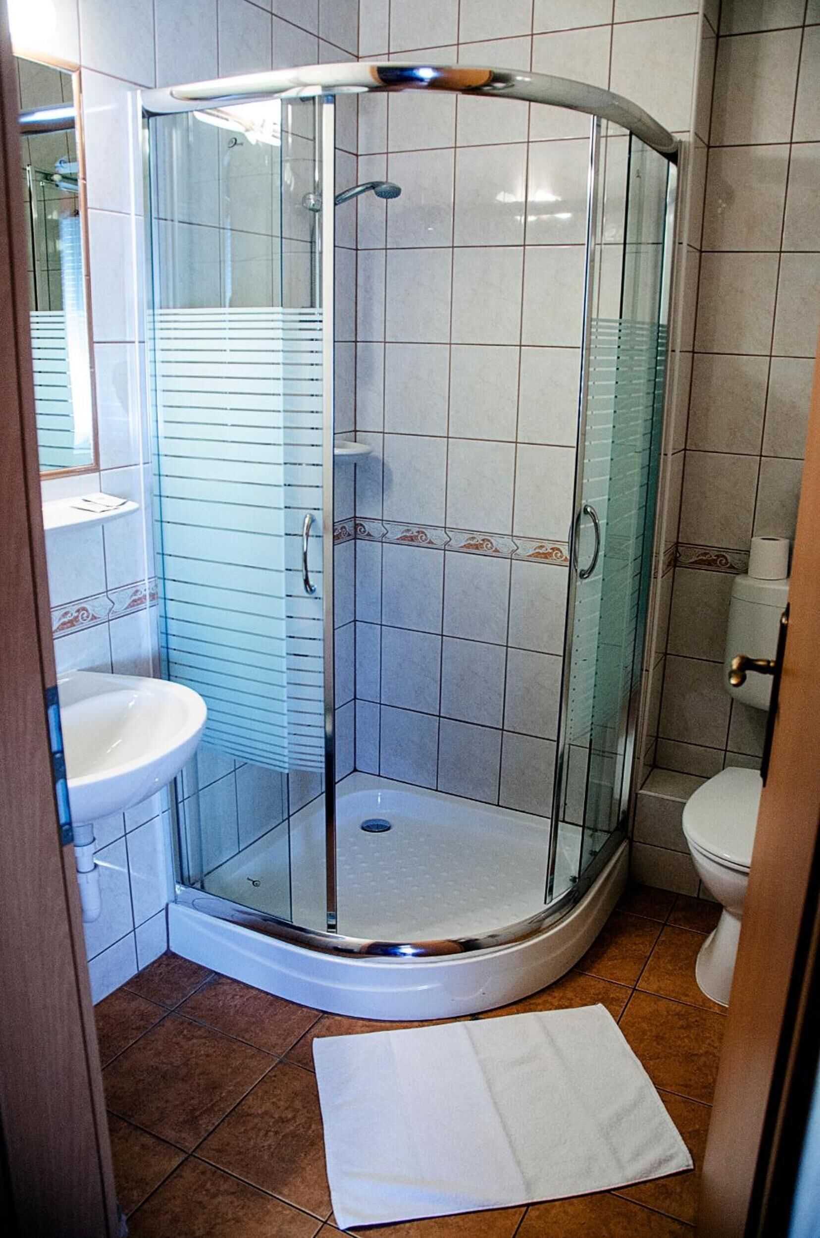 shower, free toiletries, towels