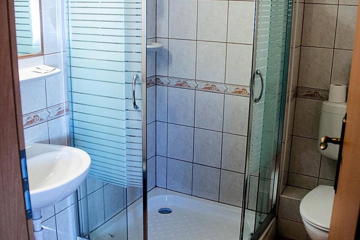 shower, free toiletries, towels