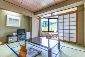 傳統三人房, 共用浴室 (JP-Style, Main Building) | 房內夾萬、書桌、免費 Wi-Fi、床單