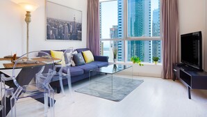 Living room - Maison Privee - Stunning Apartment w/ Dubai Marina View (Dubai)