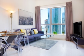 Living room - Maison Privee - Stunning Apartment w/ Dubai Marina View (Dubai)