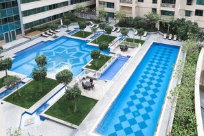 Outdoor pool - Maison Privee - Radiant Urban Retreat with Iconic Burj Khalifa Vws (Dubai)