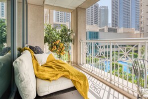 Terrace/patio - Maison Privee - Radiant Urban Retreat with Iconic Burj Khalifa Vws (Dubai)