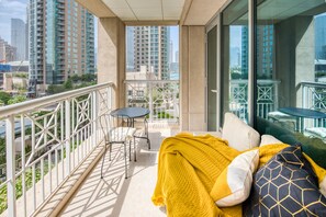 Terrace/patio - Maison Privee - Radiant Urban Retreat with Iconic Burj Khalifa Vws (Dubai)