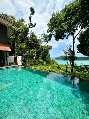 9 つの屋外プール、サンラウンジャー