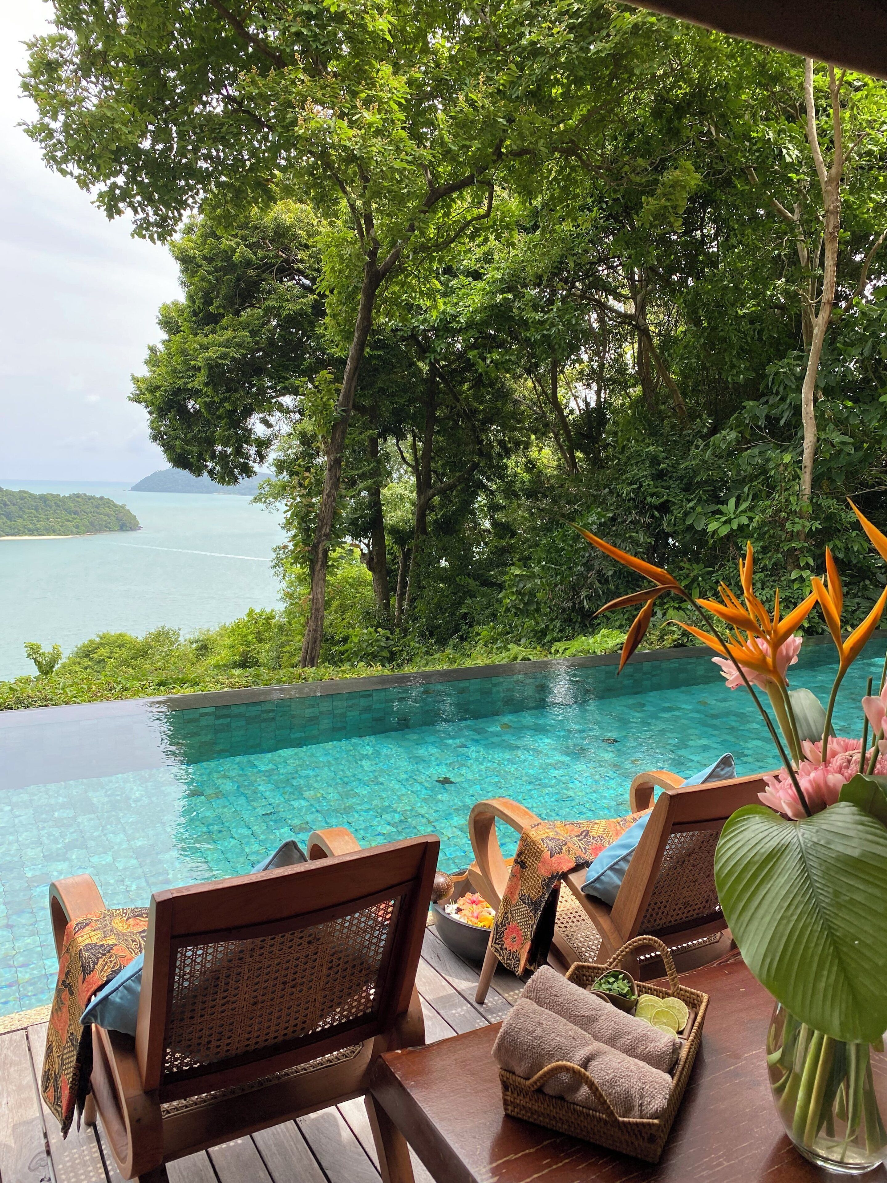 9 utendørsbassenger og solsenger