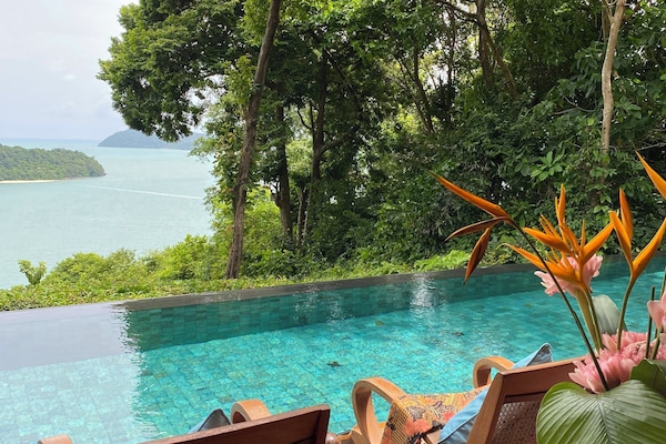 9 utendørsbassenger og solsenger