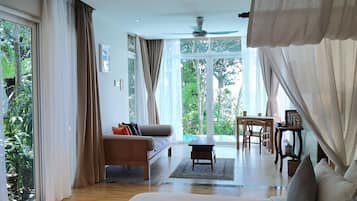 Villa Temoyong | Een minibar met enkele gratis items, een kluis op de kamer, een bureau