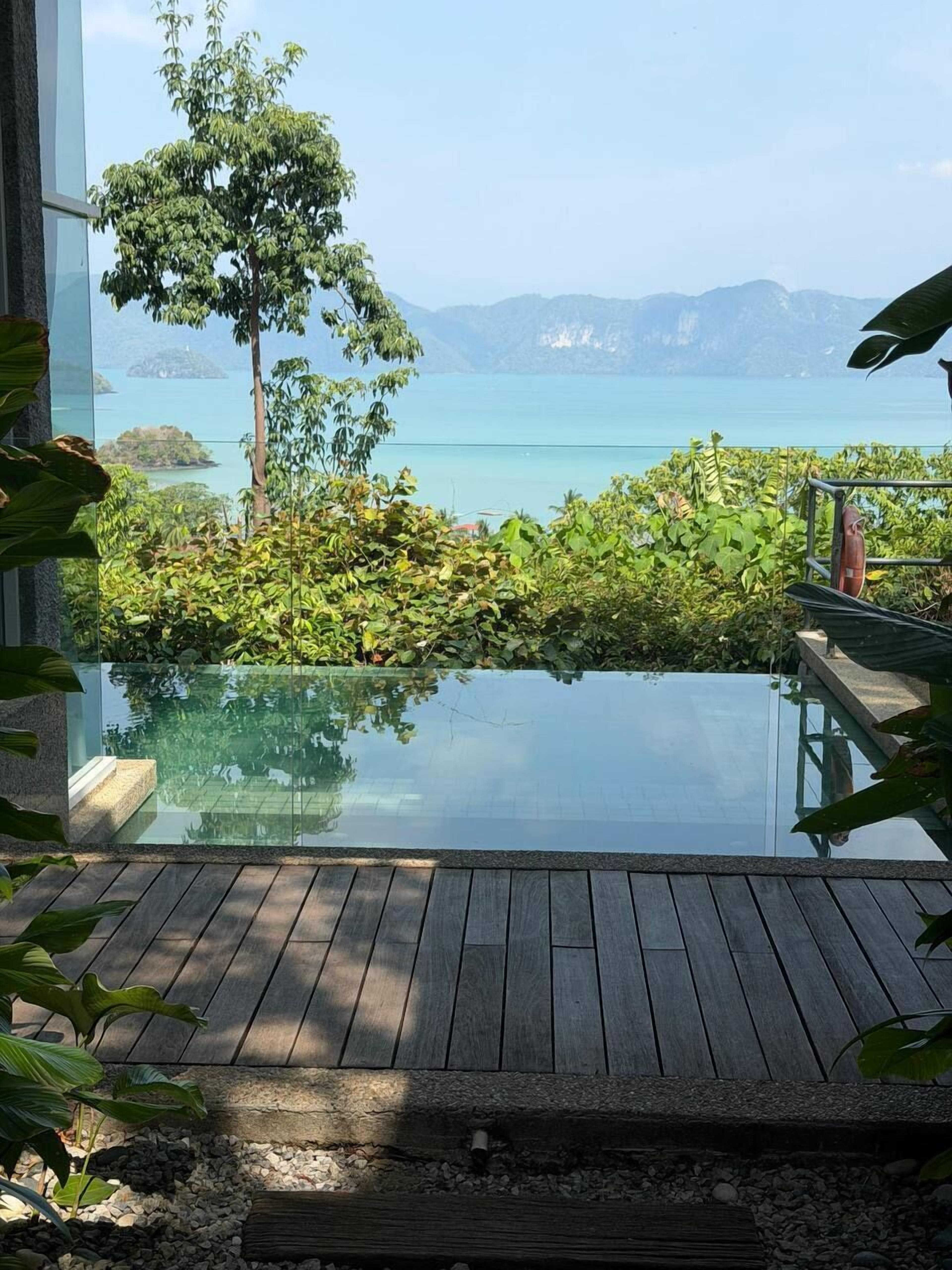 9 outdoor pools, pool loungers