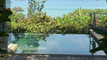 9 outdoor pools, pool loungers