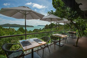 Aperto a colazione, cucina locale e internazionale, con vista sul mare 