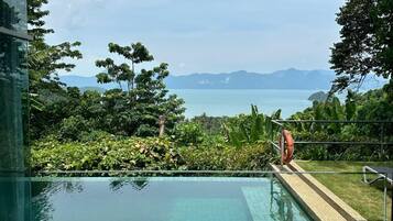 9 piscines extérieures, chaises longues