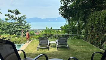 Villa Kemarong | Terras