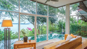 Villa Sawak | Privékeuken | Een koelkast/vriezer, een magnetron, een koffiezetapparaat/waterkoker