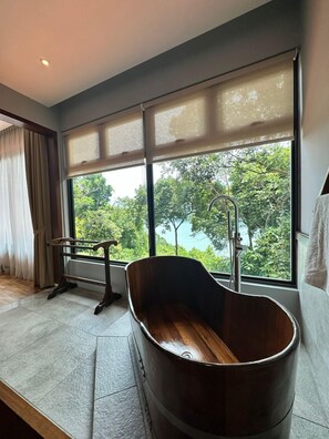 Villa Luxury, 3 camere da letto, piscina privata, vista mare | Bagno | Vasca e doccia separate, soffione a pioggia, set di cortesia gratuito