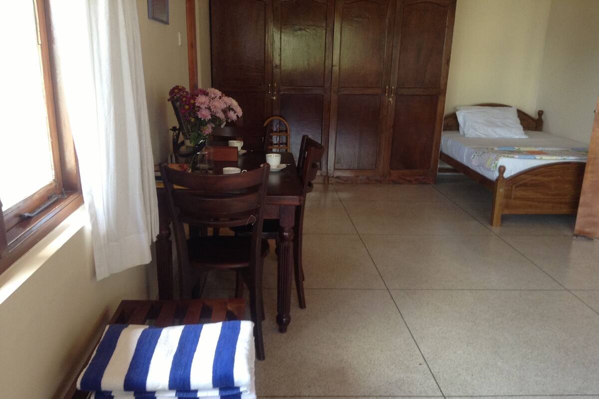 Habitación triple panorámica, 1 habitación | Escritorio, tabla de planchar con plancha y wifi gratis 