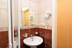Separate bathtub and shower, free toiletries, hair dryer, slippers - Istanbul Hotel (Tbilisi)