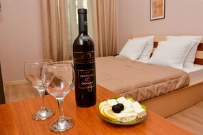 ميني بار ومكتب ومكواة/لوح كي وأسرّة قابلة للطي