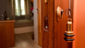 A wooden door with a keyhole and a key labeled "ISTANBUL". - Istanbul Hotel (Tbilisi)