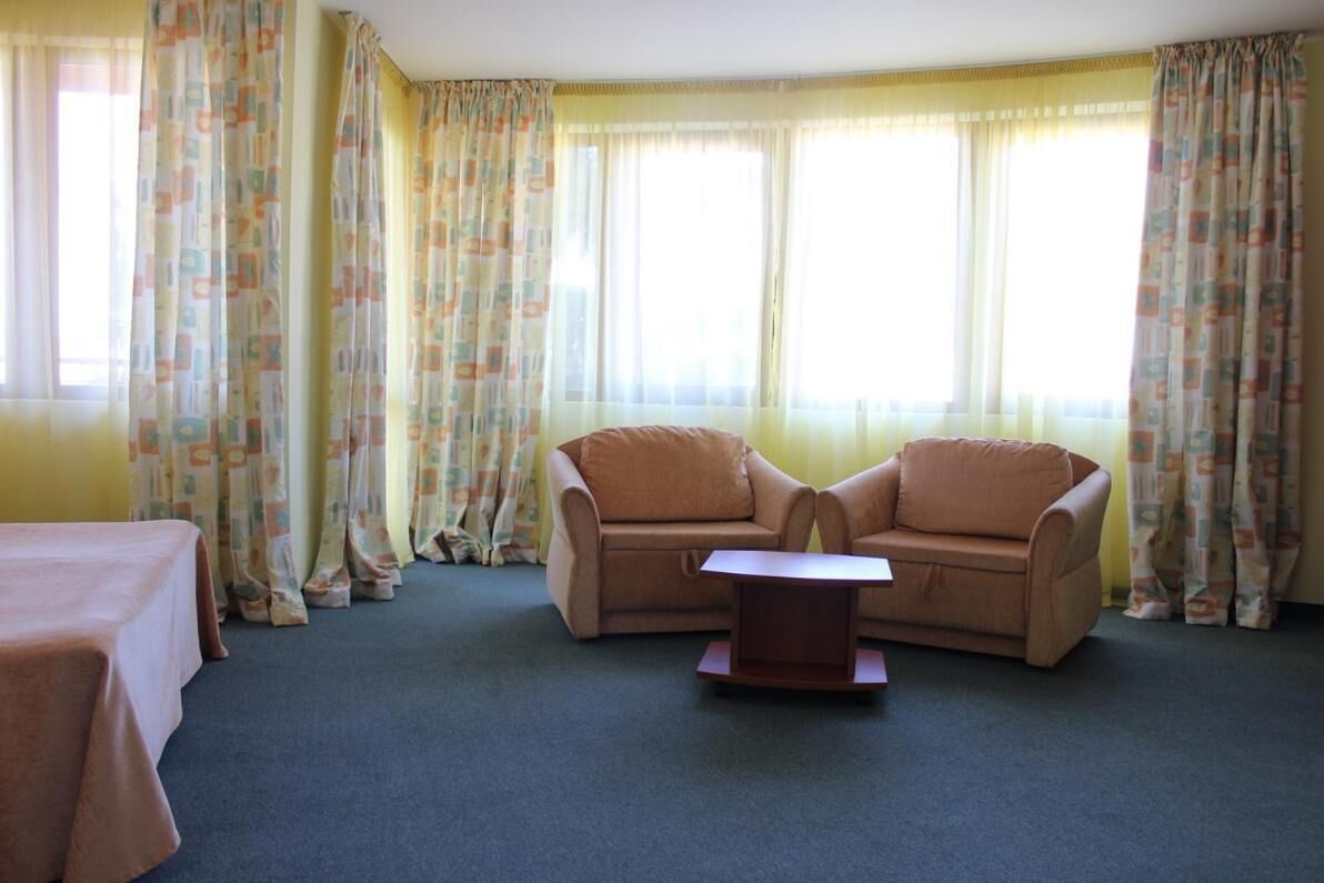 desk, soundproofing, iron/ironing board, free wifi