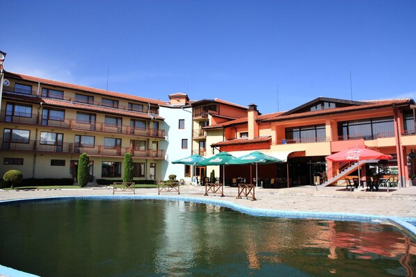 Kauden mukainen ulkouima-allas avoinna 7.30–19.30, aurinkovarjoja