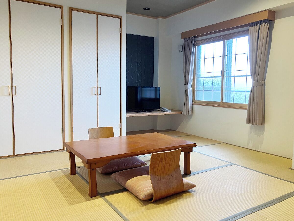 Dreibettzimmer | Zimmersafe, Schreibtisch, Bettwäsche