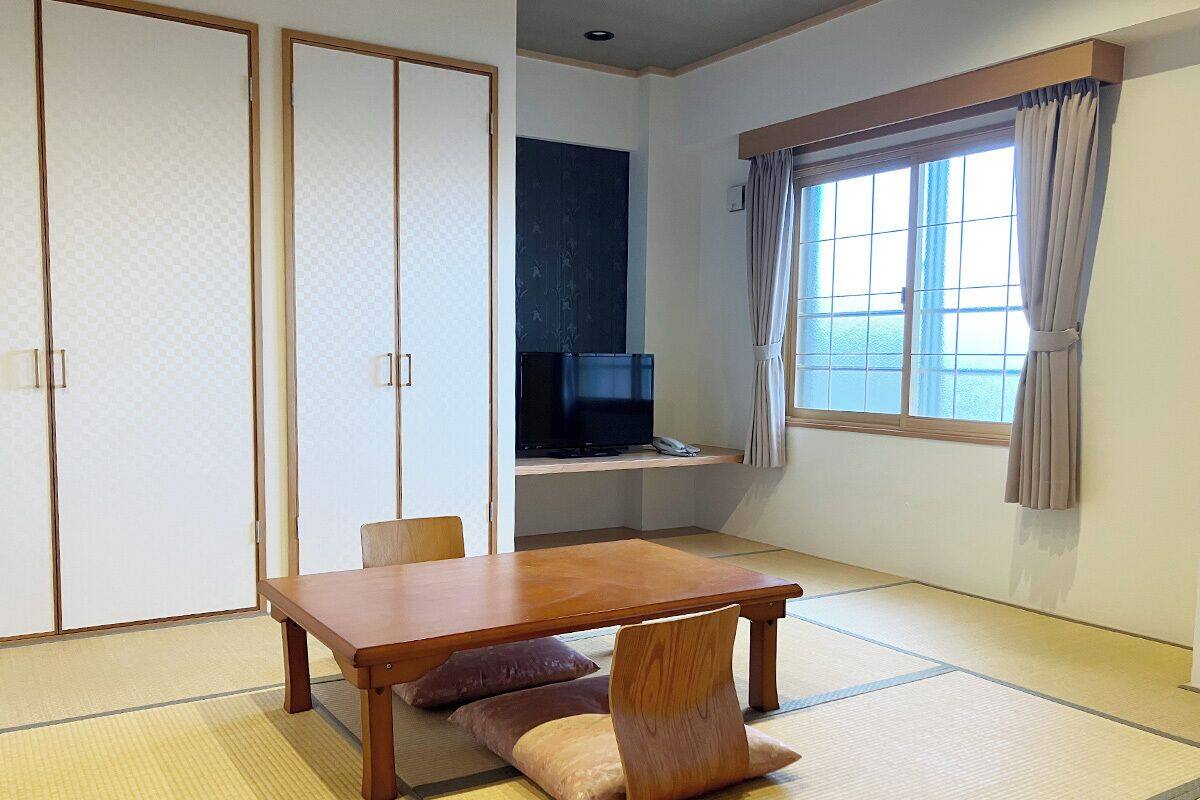 Coffres-forts dans les chambres, bureau, draps fournis
