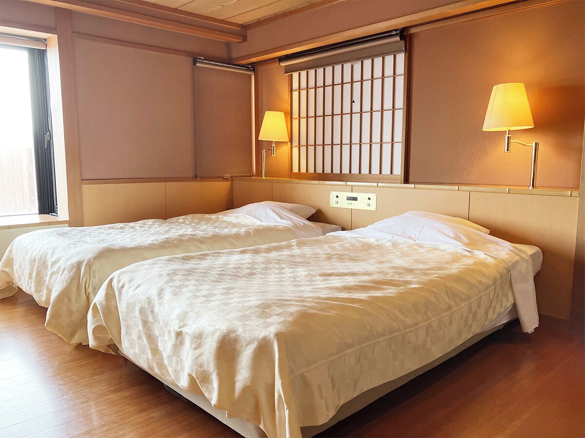 Zimmer | Zimmersafe, Schreibtisch, Bettwäsche