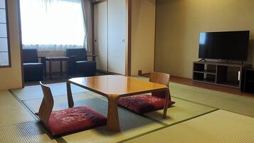 In-room safe, desk, bed sheets