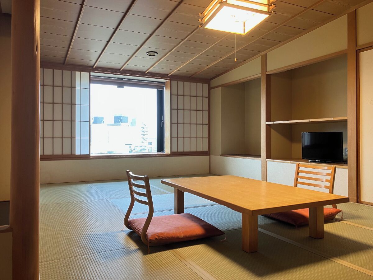 Quarto em estilo japonês, para não fumantes, em edifício anexo (Shoen, 10 tatami mats) | Cofres nos quartos, escrivaninha, roupa de cama