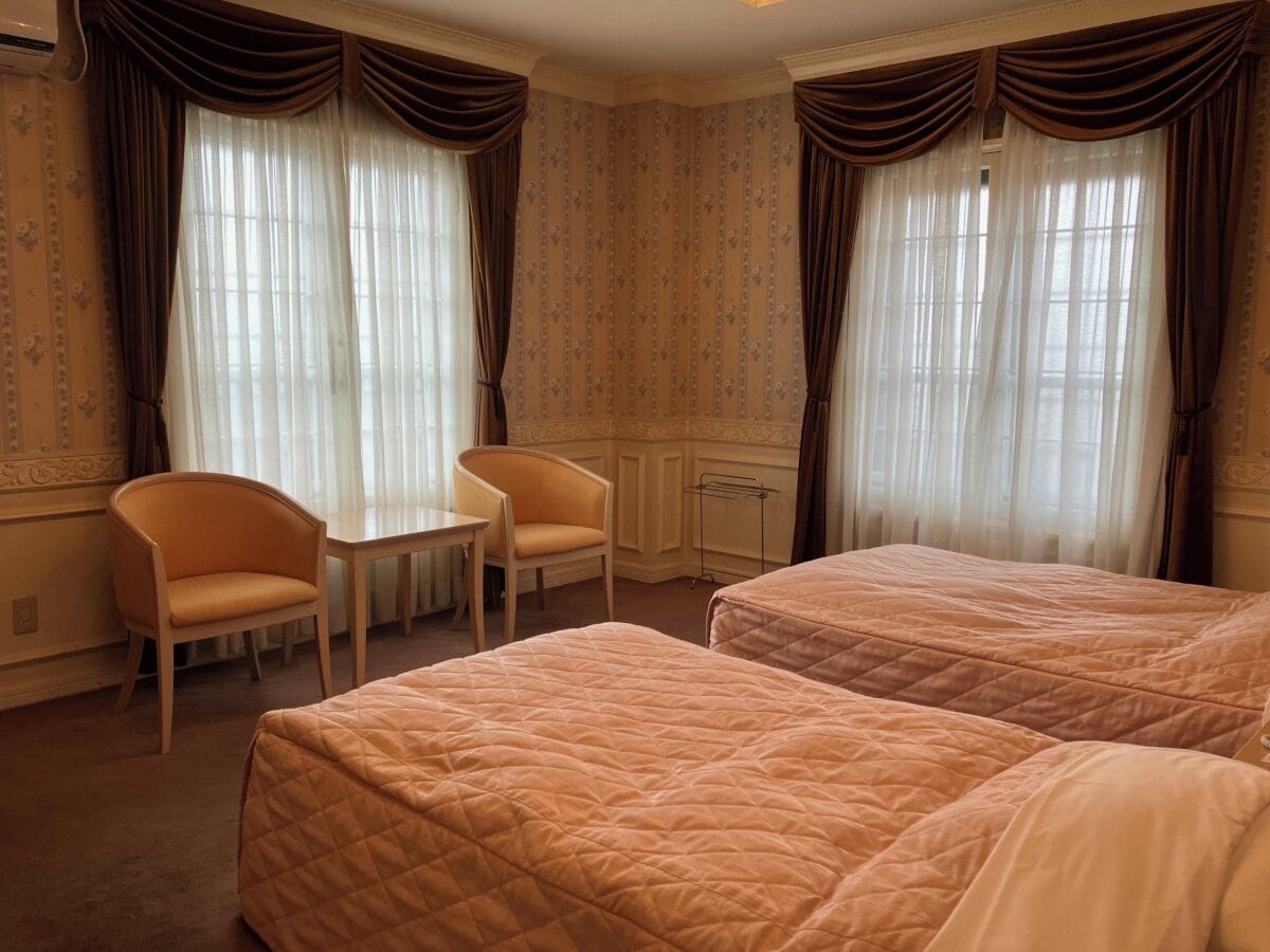 Zweibettzimmer | Zimmersafe, Schreibtisch, Bettwäsche