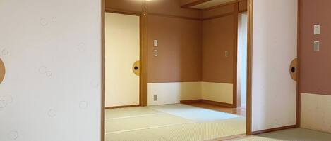 Quarto | Cofres nos quartos, escrivaninha, roupa de cama