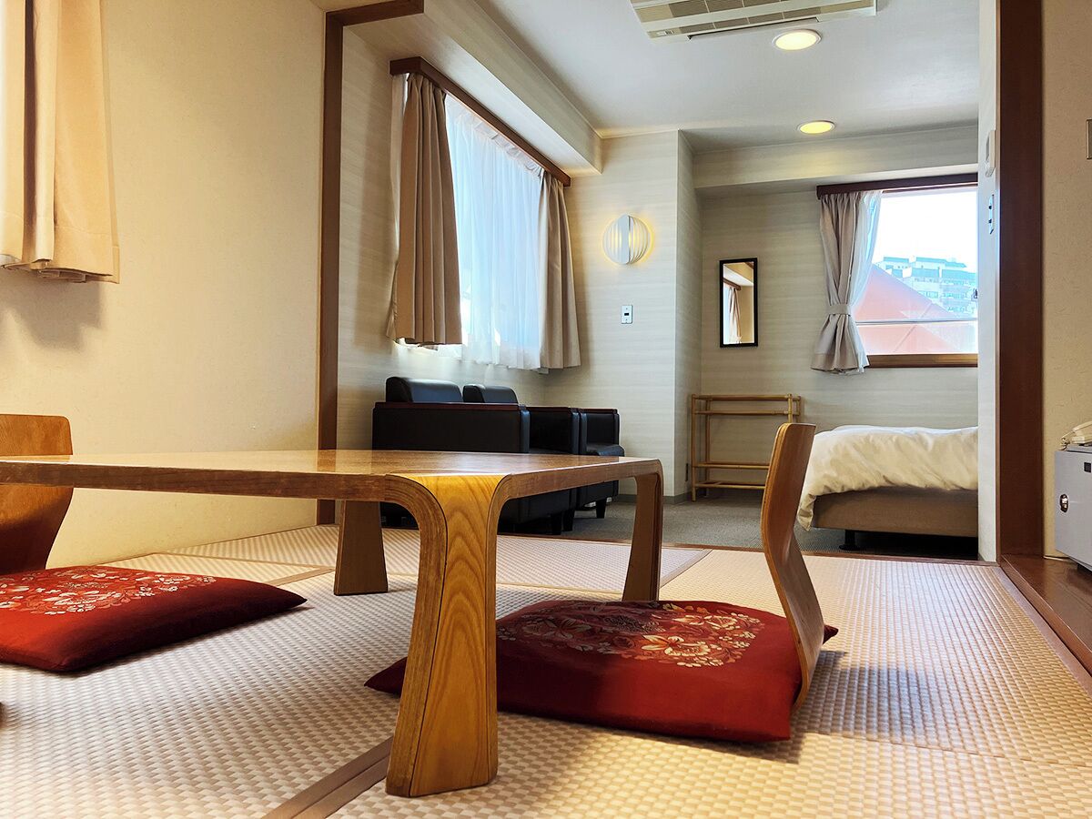 Zweibettzimmer | Zimmersafe, Schreibtisch, Bettwäsche