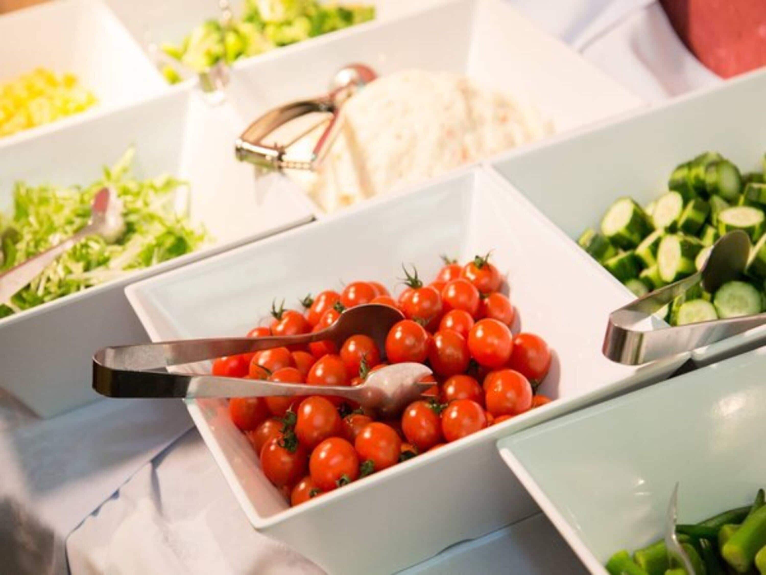 Daily buffet breakfast (JPY 1100 per person)