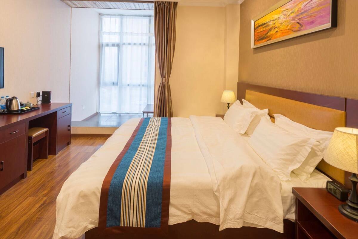 Deluxe Family Room | Premium bedding, in-room safe, desk, blackout drapes