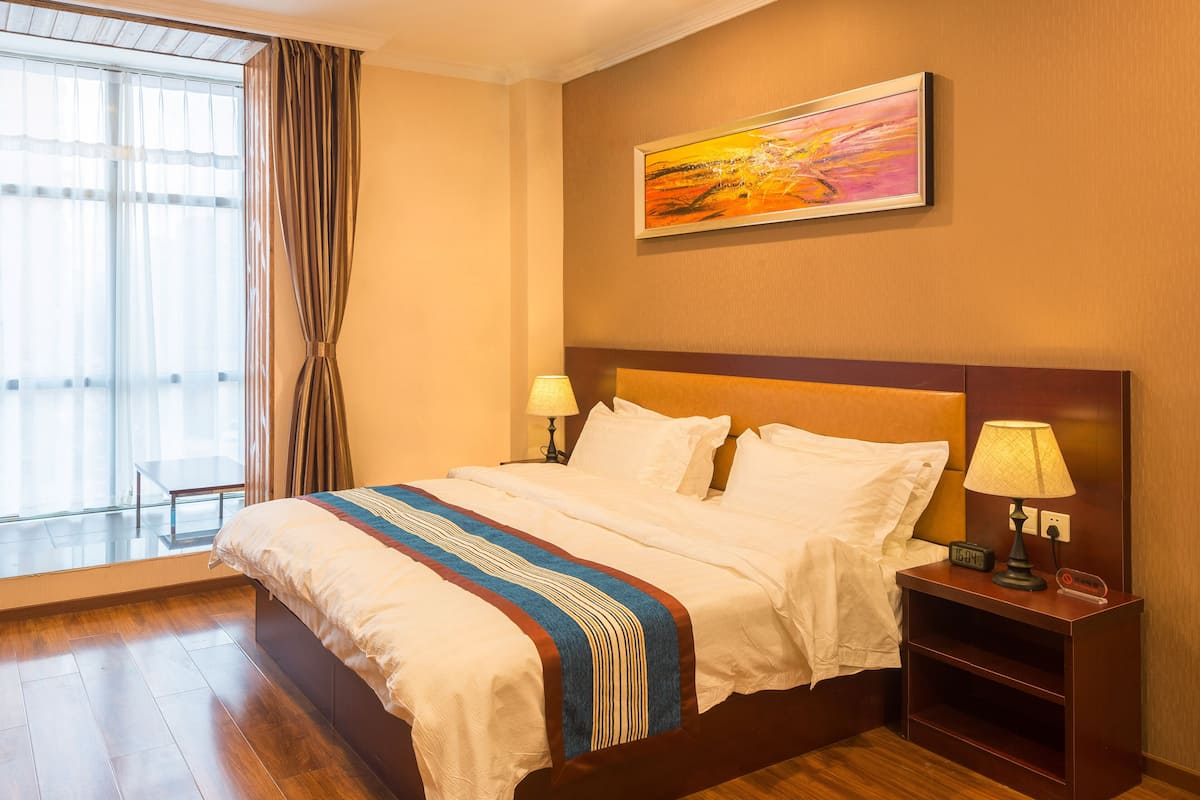 Habitación doble Deluxe | Ropa de cama de alta calidad y caja de seguridad en la habitación