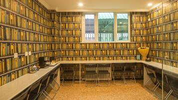 Breakfast, lunch, dinner served; local and international cuisine