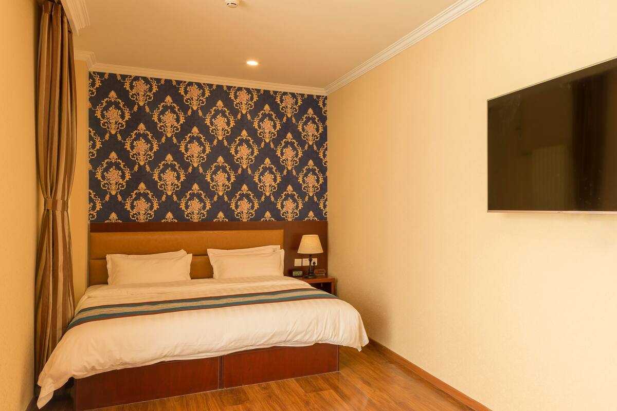 Deluxe Suite | Premium bedding, in-room safe, desk, blackout drapes