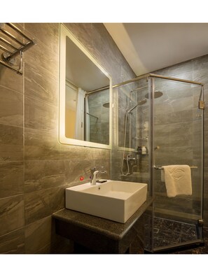 Deluxe Suite | Bathroom | Shower, free toiletries, hair dryer, slippers - Hill Lily Hotel (Tongzhou)