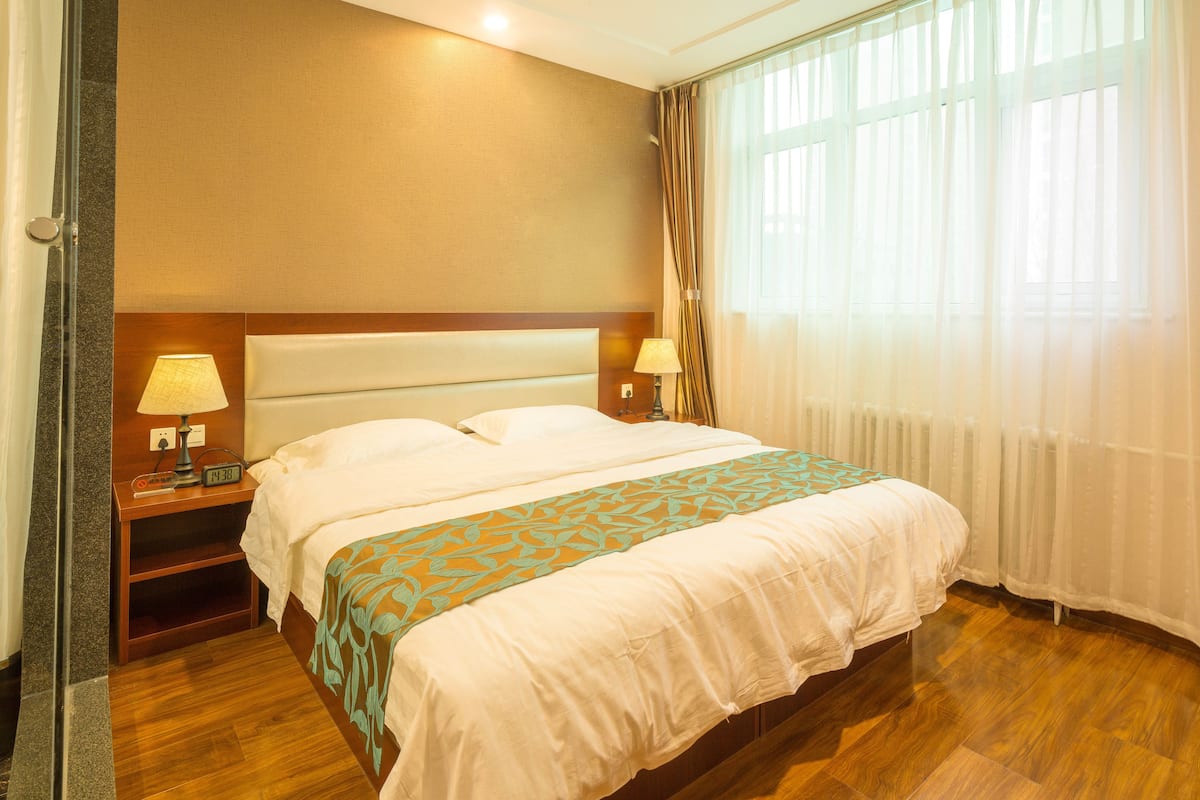Habitación doble estándar | Ropa de cama de alta calidad y caja de seguridad en la habitación