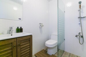 雙床房 | 浴室 | 淋浴設備、免費盥洗用品、吹風機、拖鞋