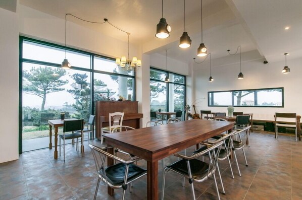 每日付費供應當地料理早餐