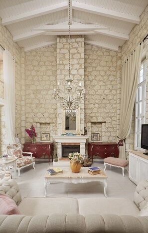 Tas Konak | Living room | 55-inch LCD TV with cable channels, Netflix, streaming services - Alakapi Hotel & Villas (Cesme)