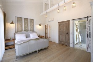 King Suite | Egyptian cotton sheets, premium bedding, down comforters