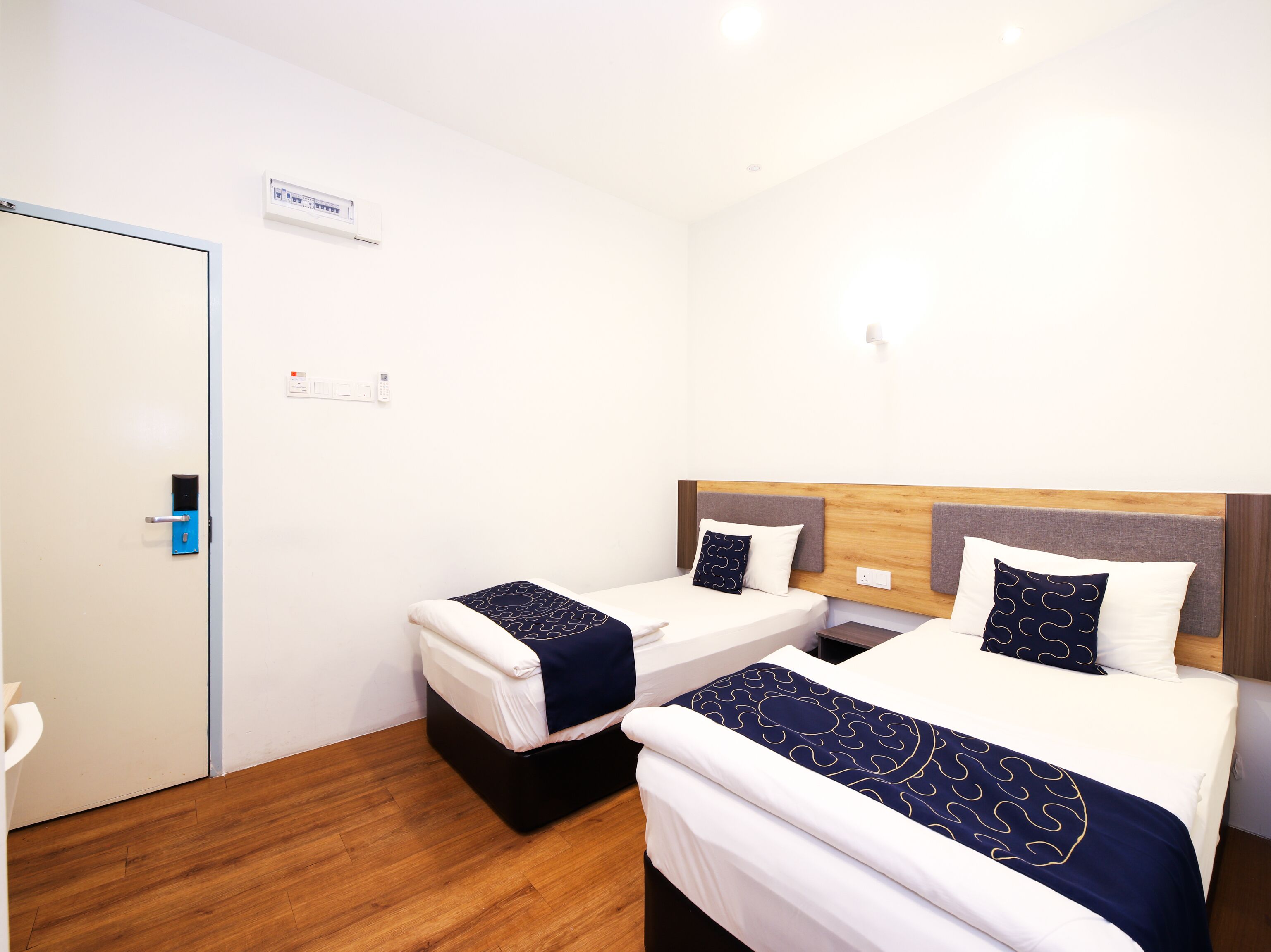 standard twin room | desk, soundproofing, free wifi, bed sheets