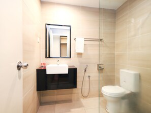 Dusche, kostenlose Toilettenartikel, Bidet, Handtücher