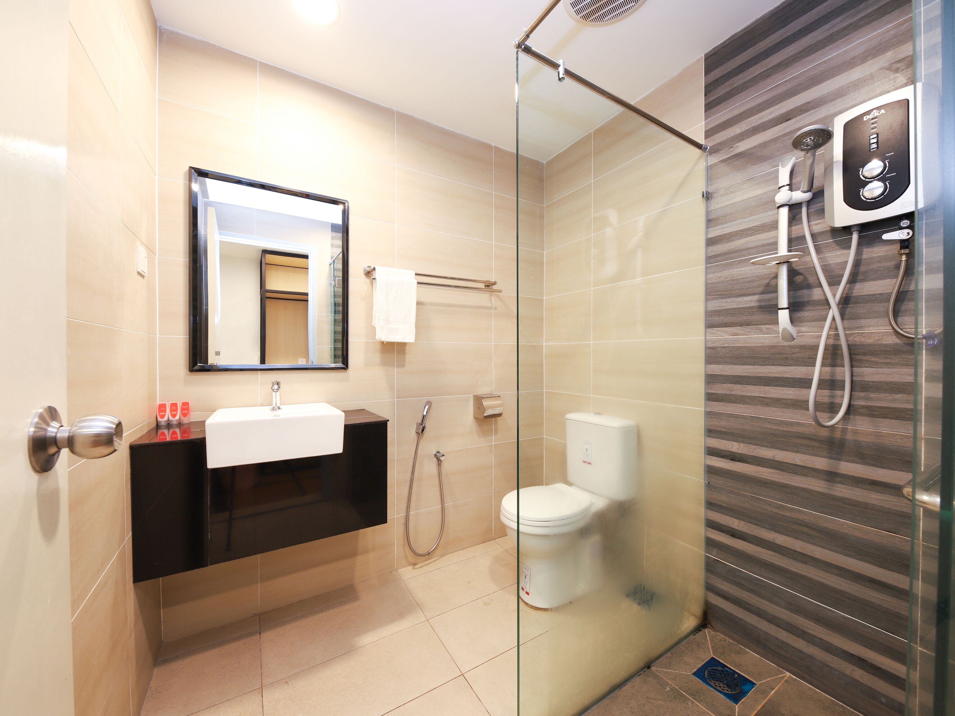 deluxe triple room | bathroom | shower, free toiletries, bidet, towels