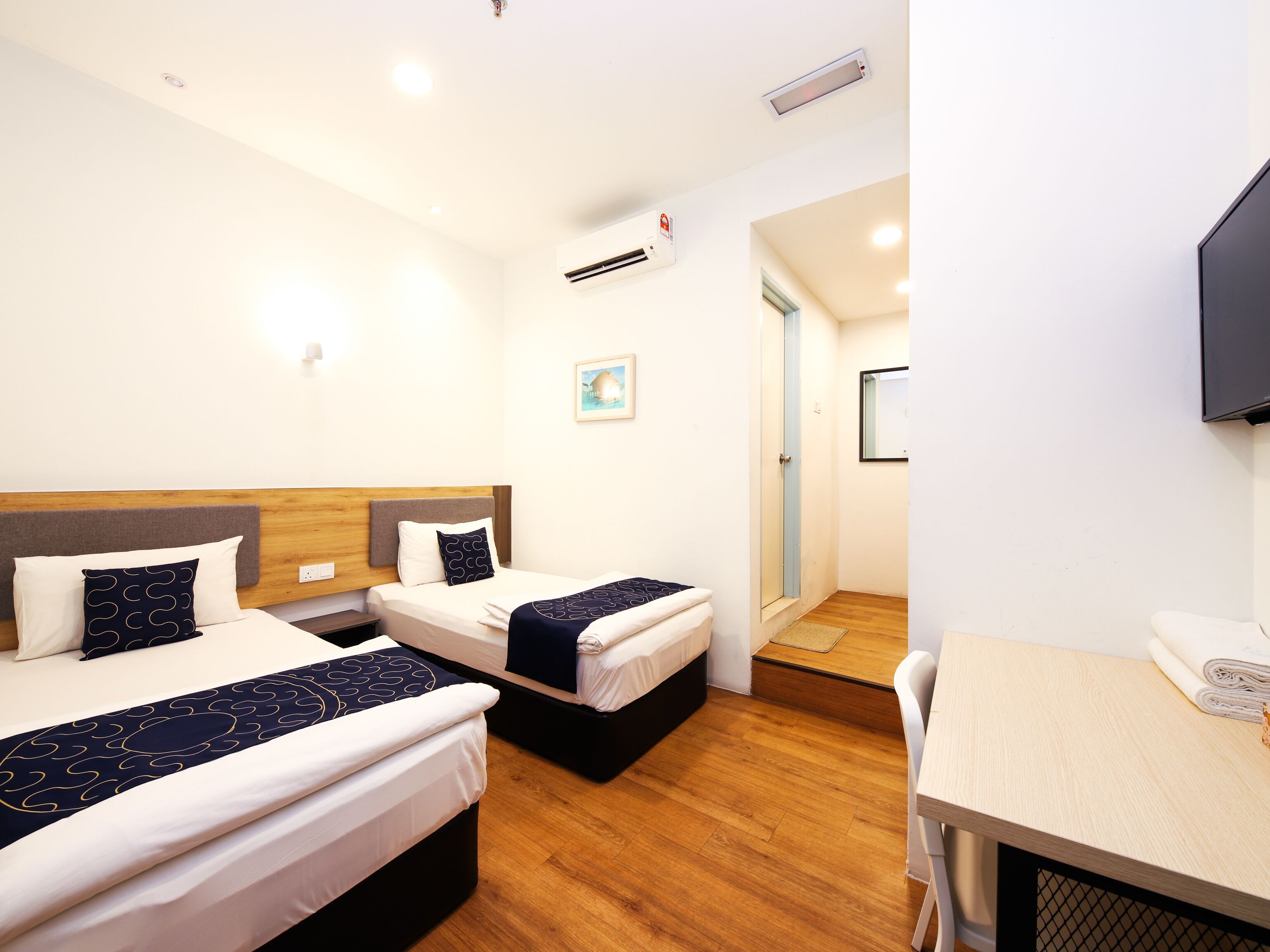 standard twin room | desk, soundproofing, free wifi, bed sheets